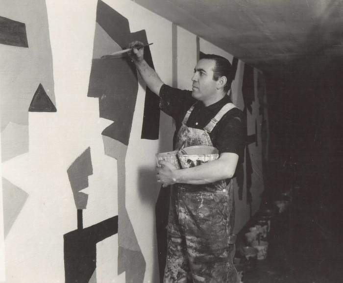 Foto: Carlos Páez Vilaró pintando el mural "Raíces de la paz" en la OEA, Washington, 1960. - Fantasías africanas - Carlos Páez Vilaró - 100 años - Museo Nacional de Artes Visuales