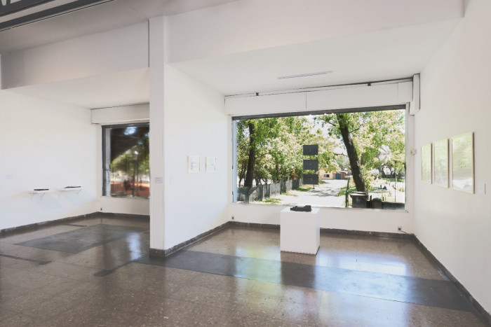 La arena que ha venido a visitarme, con el tiempo se plegará de nuevo sobre mi casa (Muhannad Shono) - Bienalsur 2021 - Museo Nacional de Artes Visuales